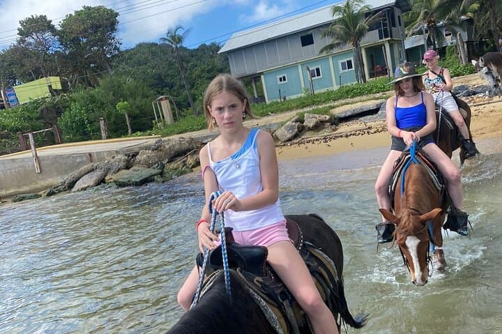 Roatán Horseback Ride, Chocolate Tasting & West Bay Beach Break photo 3