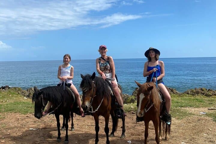 Roatán Horseback Ride, Chocolate Tasting & West Bay Beach Break photo 4