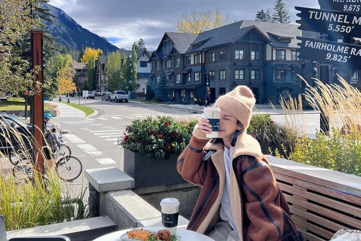 Banff Half-Day Lakes Tour: Lake Louise, Moraine & Emerald Lake