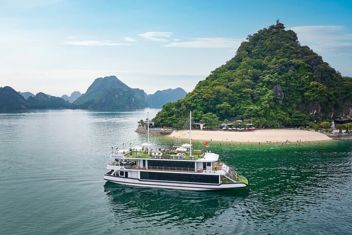 Hanoi to Halong Bay Day Cruise: Limousine Transfer, Buffet & Jacuzzi