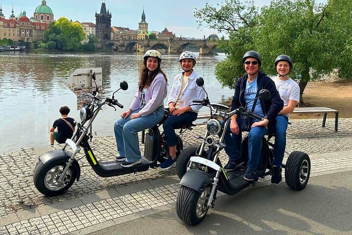 Prague Highlights eBike & eScooter Tour: Castle, Kampa and Vltava Ride