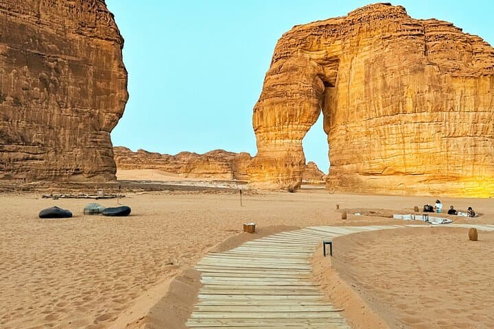 Private AlUla Tour: Elephant Rock, Old Town & Hidden Gems photo 3