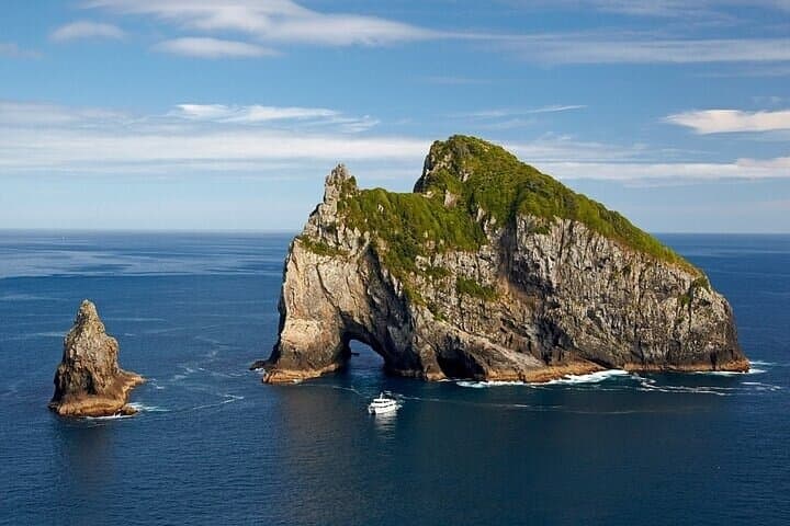 Bay of Islands Private Tour: Hole-in-the-Rock Catamaran Cruise & Urupukapuka Island Stop