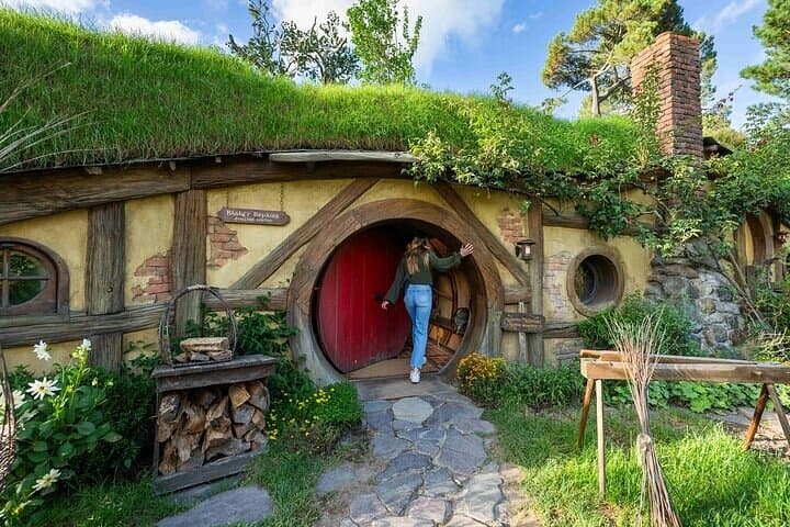 Hobbiton & Waitomo Glowworm Caves Private Tour from Auckland