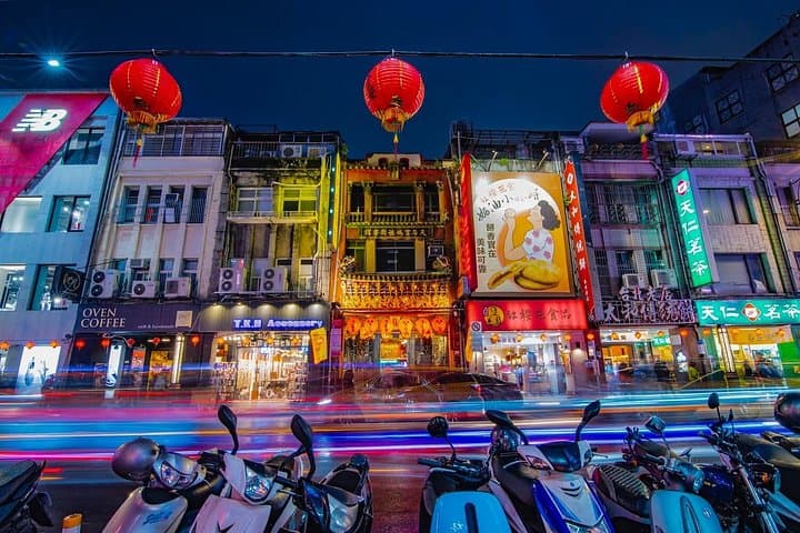Wanhua Nightlife Walking Tour — Longshan Temple to Huaxi Night Market