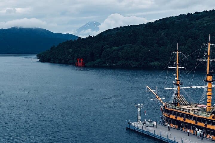 Private Fuji and Hakone Photography Tour from Tokyo — Lake Views, Pagodas & Volcanic Valleys photo 4