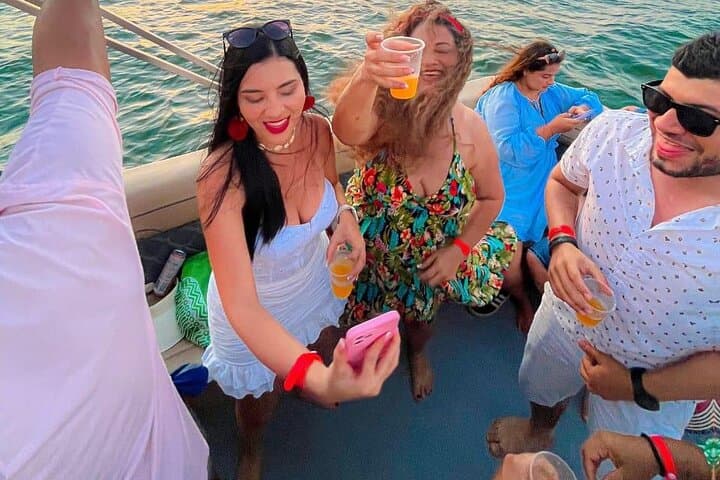 Cartagena Bay 2-Hour Sports Boat Tour with Open Bar & Nightclub Entry