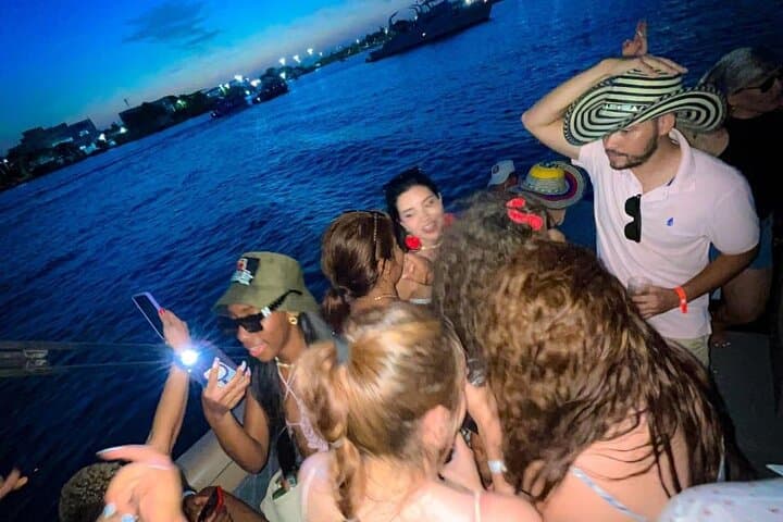 Cartagena Bay 2-Hour Sports Boat Tour with Open Bar & Nightclub Entry photo 3