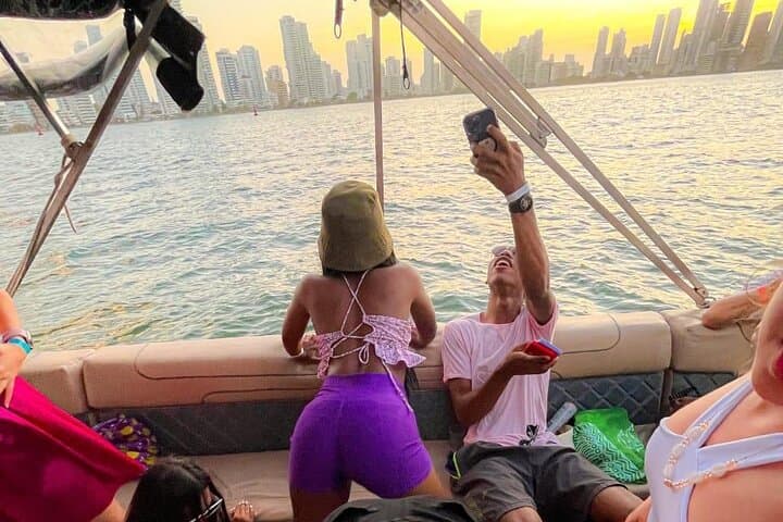Cartagena Bay 2-Hour Sports Boat Tour with Open Bar & Nightclub Entry photo 4