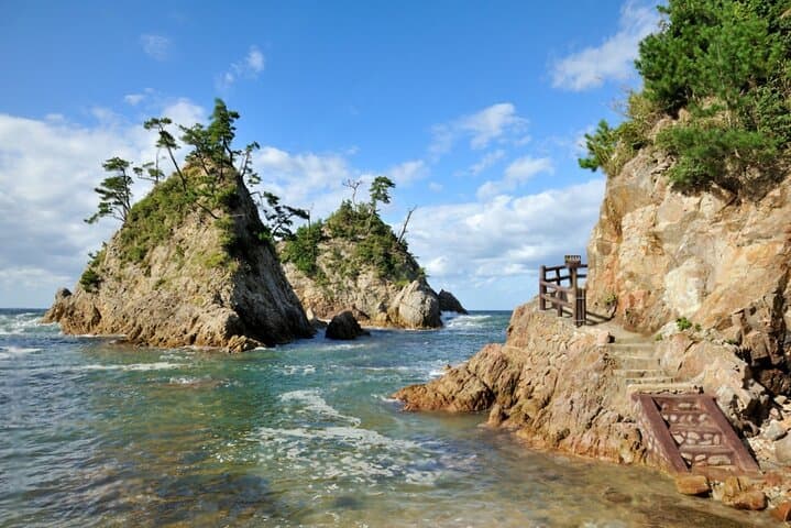 Explore Tottori Sand Dunes: Hakuto Coast, Uradome & Sand Museum Private Tour photo 4
