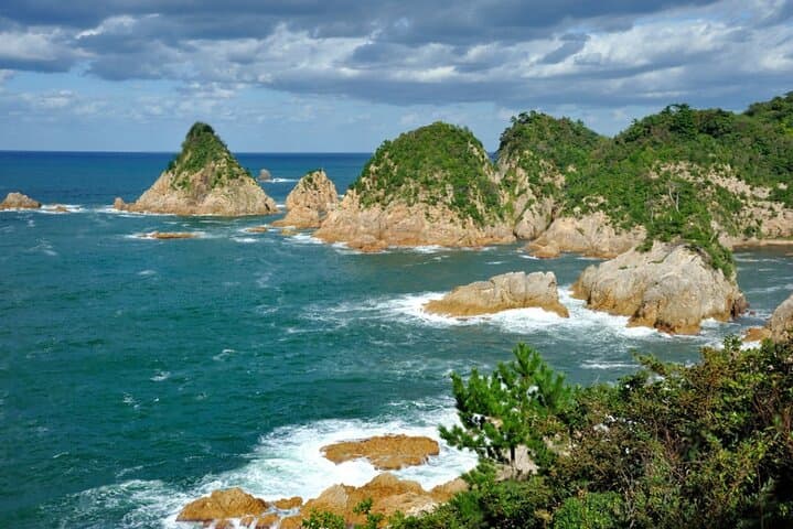 Explore Tottori Sand Dunes: Hakuto Coast, Uradome & Sand Museum Private Tour photo 5