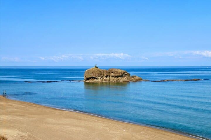 Explore Tottori Sand Dunes: Hakuto Coast, Uradome & Sand Museum Private Tour photo 6
