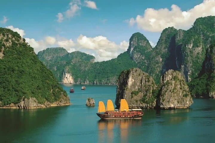 Lan Ha Bay 2-Day Overnight Cruise from Ha Long: Kayak, Swim & Cave Explore