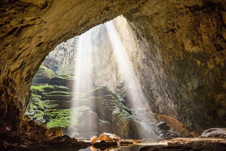 Hue to Paradise Cave: Private Full-Day Tour from Hue to Phong Nha's Limestone Caves