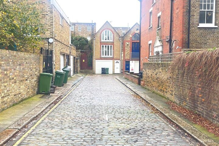 Amy Winehouse Walking Tour in Camden: Explore Her London Haunts photo 6