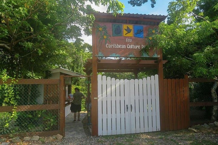 Roatán Eco Caribbean Culture Park and West Bay Beach Half-Day Tour photo 1