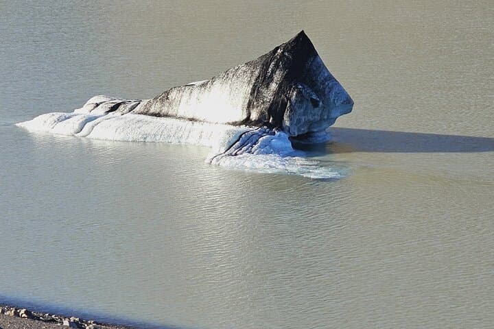 Diamond Beach & Jökulsárlón Private Day Tour — Black Sand, Icebergs & Optional Boat Ride photo 3