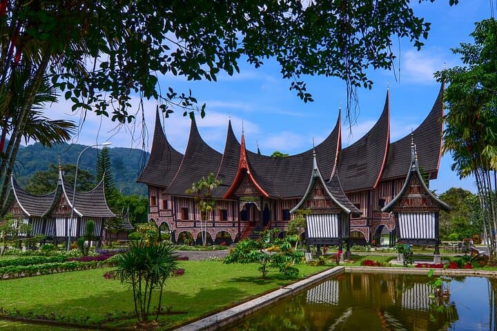 Explore Minangkabau: 4-Day Private West Sumatra Cultural & Harau Valley Trek photo 3