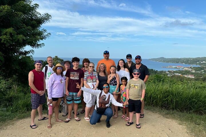 Costumed Tours in Roatán: Private 3–5 Hour Island Highlights and Flexible Exploration