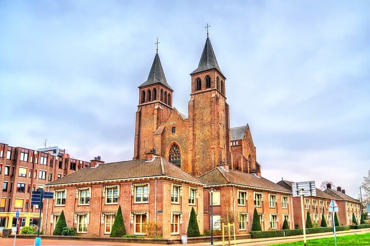 Brussels to Amsterdam Private Transfer with 2-Hour Arnhem Stop