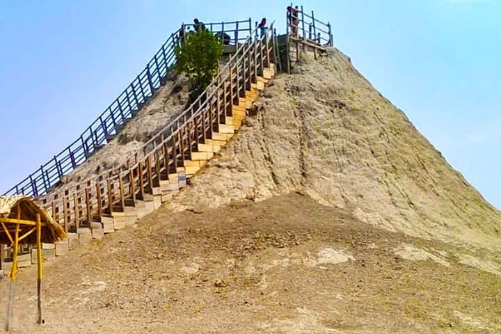 Totumo Volcano Mud Bath Tour from Cartagena: Mud Baths, Lunch & Pickup