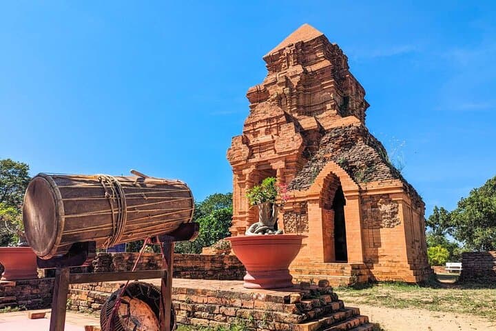 Mui Ne Day Trip: White & Red Sand Dunes, Poshanu Cham Tower & Whale Temple