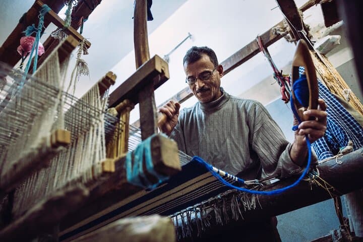 Cairo Crafts Walking Tour: Carpets, Perfumes & Papyrus in Khan El Khalili