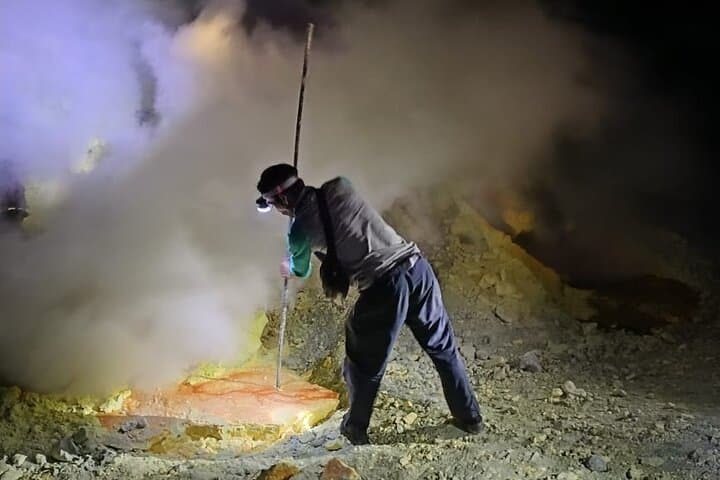 Mount Ijen Blue Fire Midnight Hike: Guided Tour from Banyuwangi photo 3