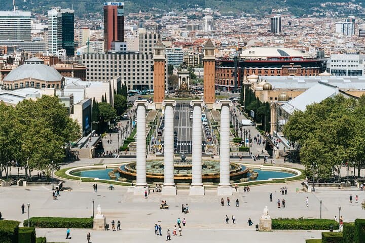 Barcelona Bike Rentals — Gothic Quarter to Seafront Cycling photo 3