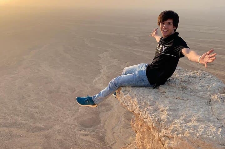 Exploring Riyadh’s Edge of The World and Bin Rashid Bat Cave: A 4WD Adventure