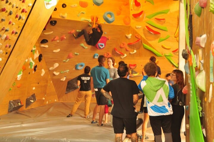 Floripa Indoor Climbing: Bouldering & Lead Sessions in Florianópolis