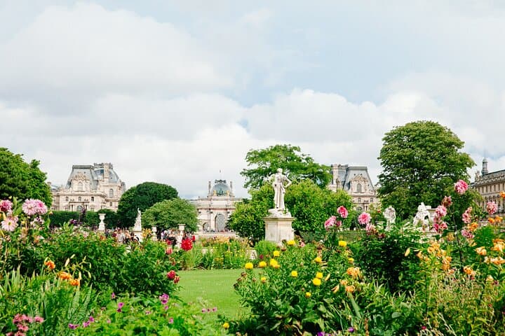 Explore Paris by Bike: Seine Riversides, Eiffel Views & Marais Streets photo 2