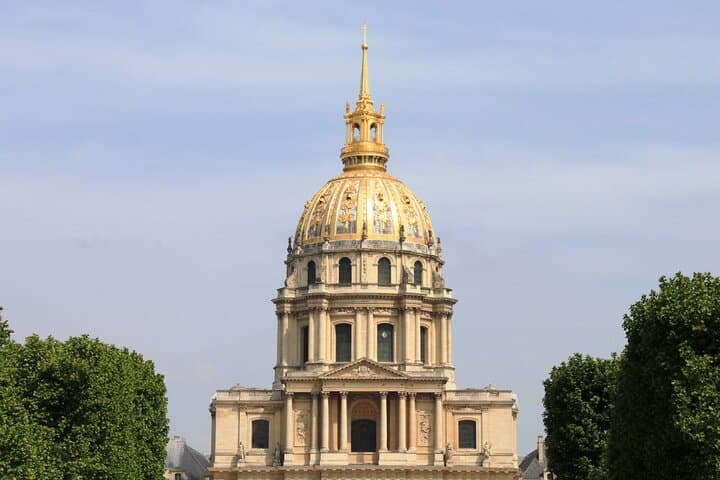 Explore Paris by Bike: Seine Riversides, Eiffel Views & Marais Streets photo 4