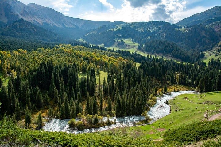 Kyrgyzstan Highland Lakes & Yurt Camps: 8-Day Song Kol, Kel-Suu and Tash Rabat Adventure