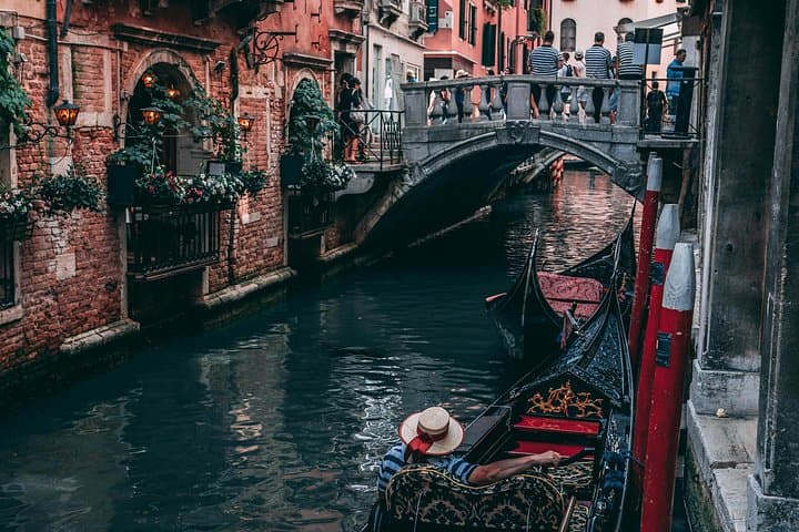 Venice Walking Tour and Gondola Ride: Hidden Canals & Grand Canal Highlights photo 2