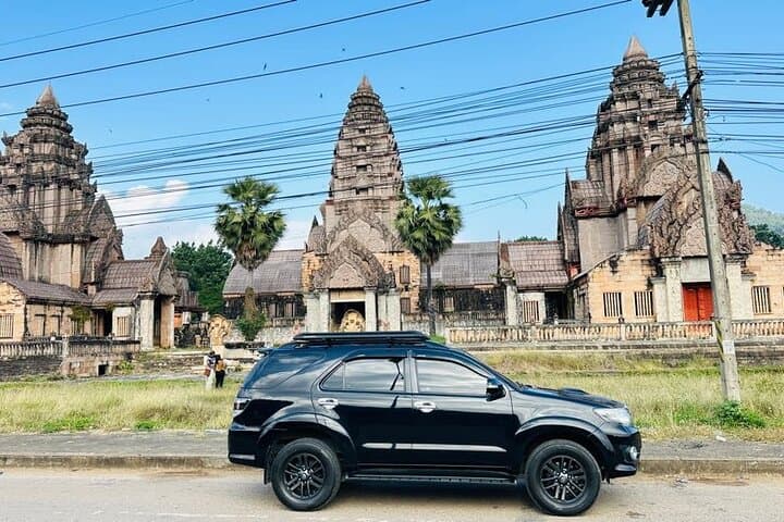 Chiang Rai Private Temple Tour: White & Blue Temples with Guan Yin Panorama photo 2