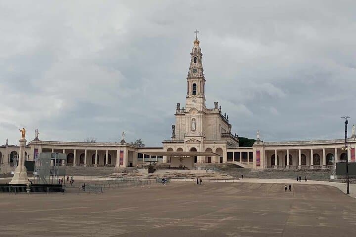 Fátima Walking Tour: Sanctuary, Shepherds' Paths & Mira de Aire Caves