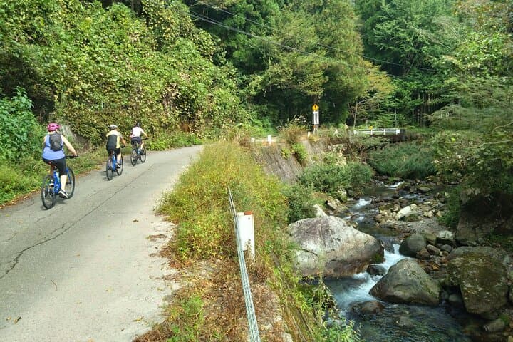 Kutani Full-Day Cycling Tour: Ride Through Kutani Ceramics & Onsen Villages photo 3