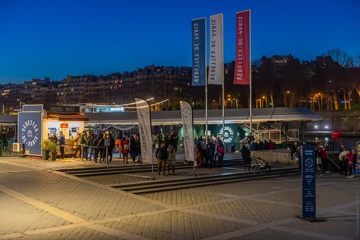 Evening Seine River Cruise with Music and Drinks in Paris photo 4