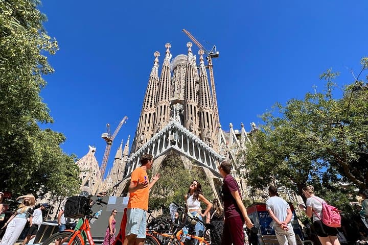 Barcelona Bike and eBike Highlights: 2.5-Hour Guided City Tour photo 1