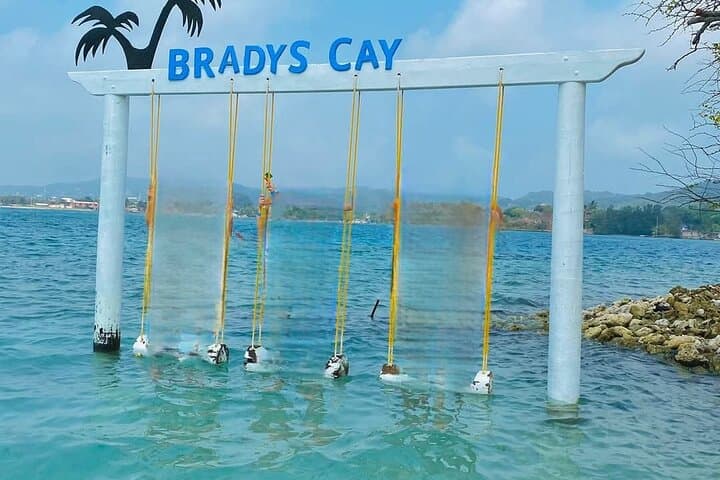 Private Beach & Animal Sanctuary Day Trip on Roatán: Sloths, Monkeys and Brady's Cay photo 4