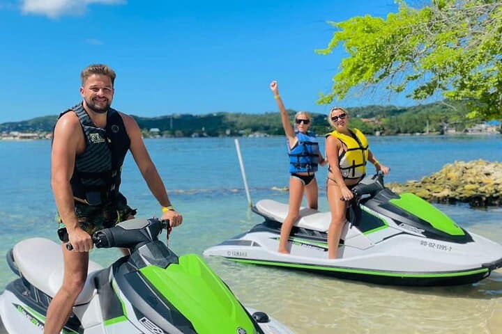 Private Beach & Animal Sanctuary Day Trip on Roatán: Sloths, Monkeys and Brady's Cay photo 5