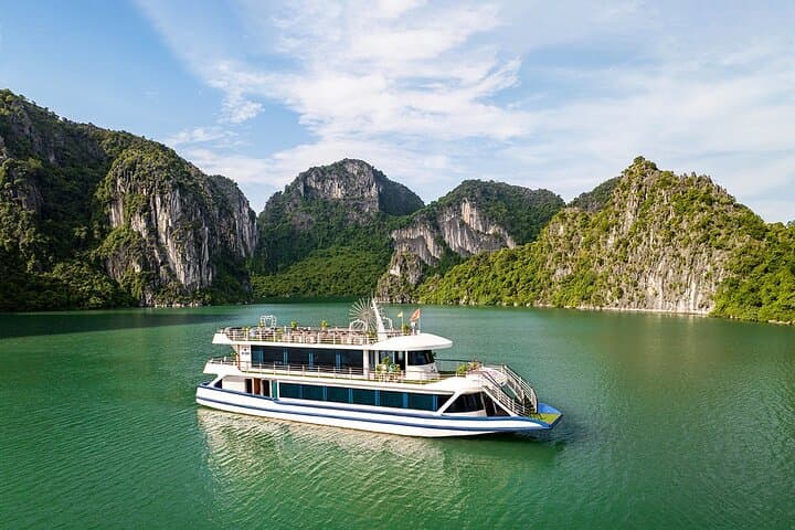 Ha Long Bay Luxury Cruise with Kayaking and Seafood Buffet from Hanoi photo 3