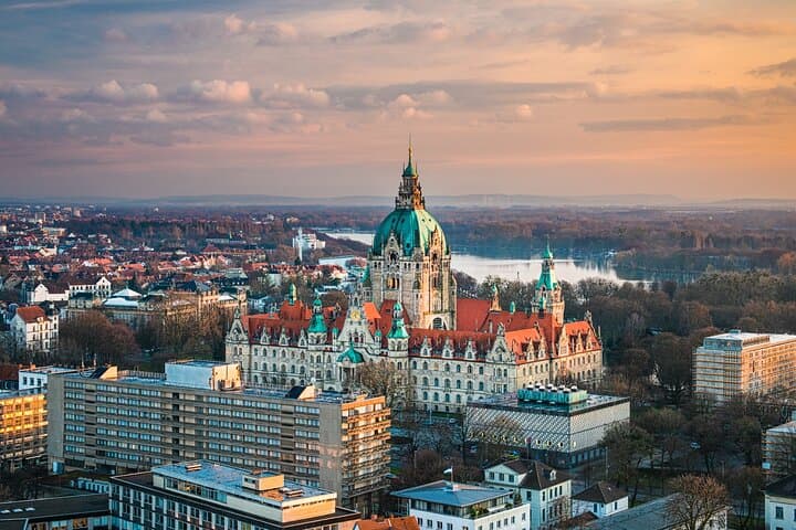 Amsterdam to Hannover Private Transfer with 2-Hour Stop at Marienburg Castle