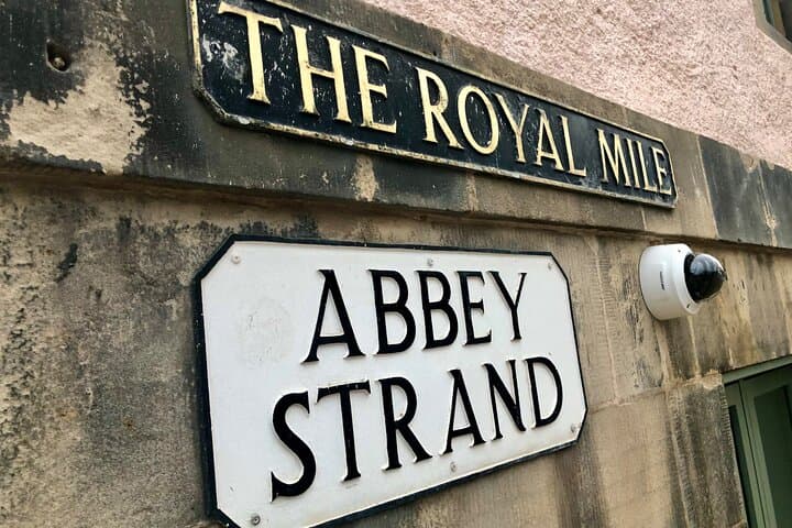 Evening Royal Mile Walking Tour: History, Haunts & Hidden Closes photo 2