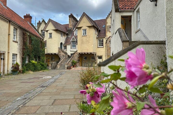 Private Royal Mile Walking Tour — Guided Edinburgh Castle to Holyrood Walk photo 2
