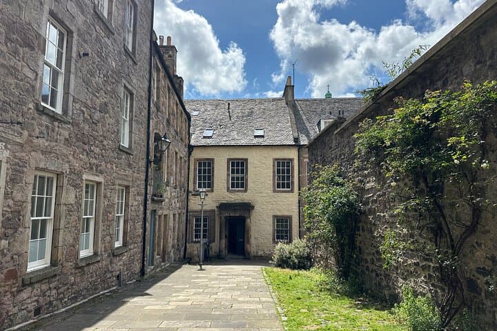 Private Royal Mile Walking Tour — Guided Edinburgh Castle to Holyrood Walk photo 3