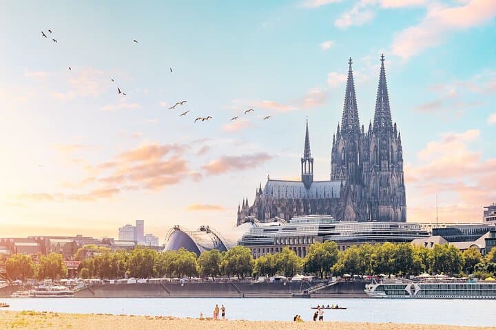 Private Brussels to Cologne Transfer with 2-Hour Sightseeing Stop (Leuven, Maastricht, Liège)
