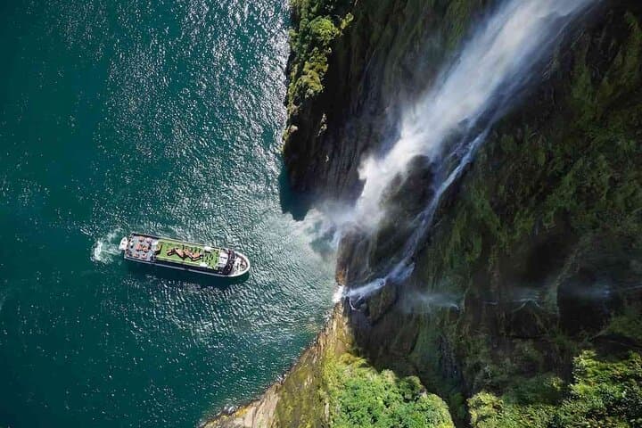 Milford Sound Tour from Queenstown: Scenic Drive & 2-Hour Nature Cruise photo 4