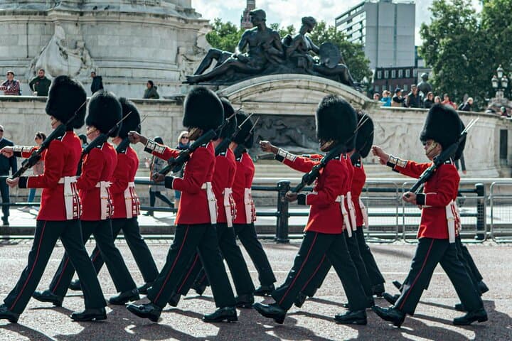 London Royal Highlights: Guided Walk & Changing of the Guard